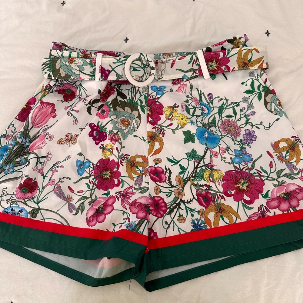 Beautiful long sleeve shirt with matching shorts belt around the waist - Picture 2 of 7